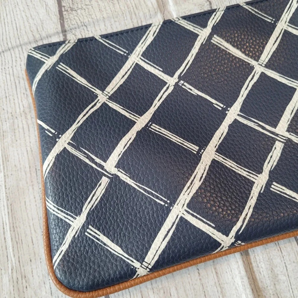 Thirty One *retired print* Navy Blue Dash Of Plaid Pebble Rubie Zip Pouch &Strap - Picture 2 of 8